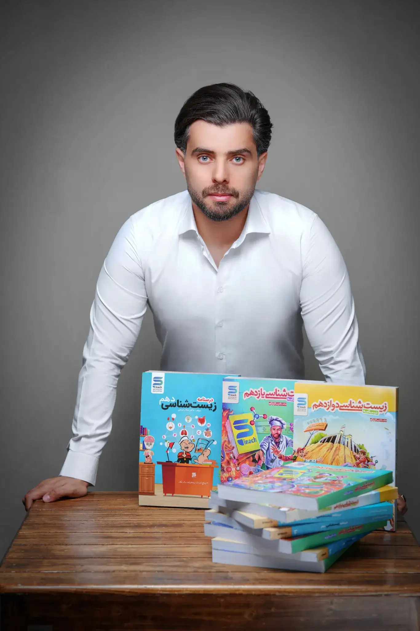 تصویر دانش‌آموز زیست در حال یادگیری